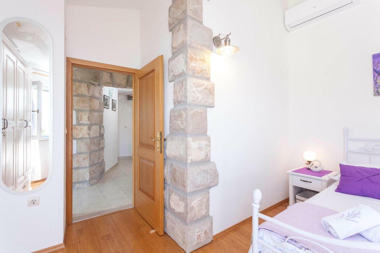 Holiday Home Lavanda Grubisic Tučepi Esterno foto